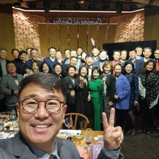 전국 기업 행사 후 참석 임직원들과 함께 기념 촬영하는 MC 신용주