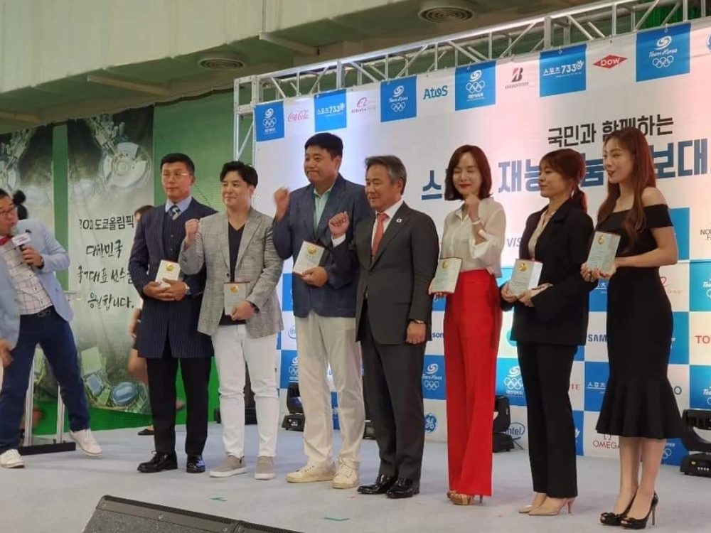 전국 시상 행사 무대에서 수상자들이 상패를 들고 나란히 선 모습