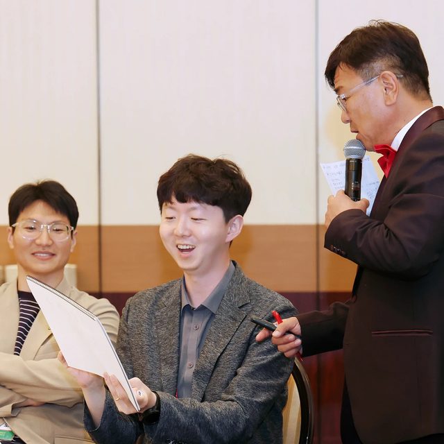 전국 송년회 참여 코너에서 참석자에게 마이크를 건네 인터뷰하는 MC 신용주