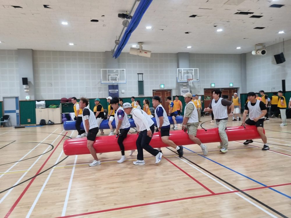 전국 실내 체육관 레크리에이션에서 참가자들이 줄을 서서 릴레이 게임을 하는 모습